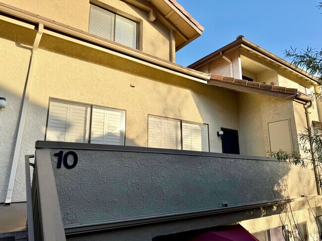 Building Photo - Light-filled, two-story 3-bedroom, 2.5-bath condo in the heart of Thousand Oaks!