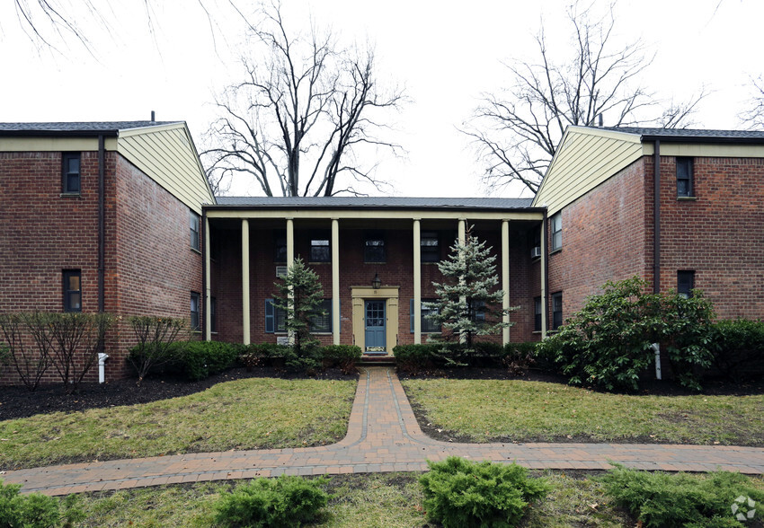 Building Photo - Continental Gardens