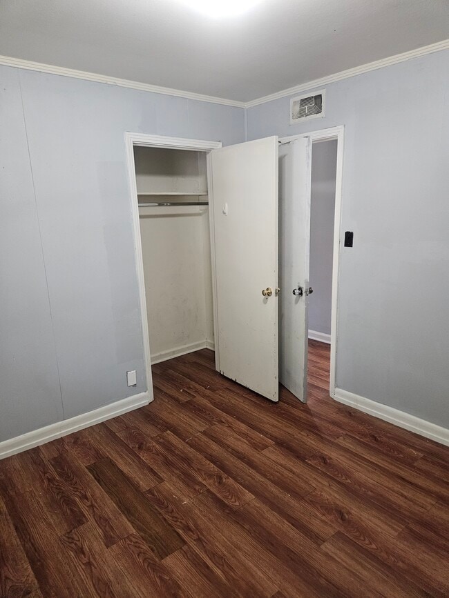 Building Photo - 2213 Fairfield Dr