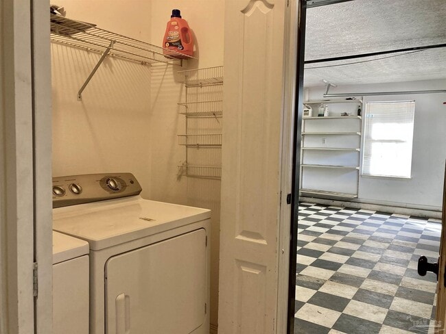 Building Photo - 3146 Live Oak St