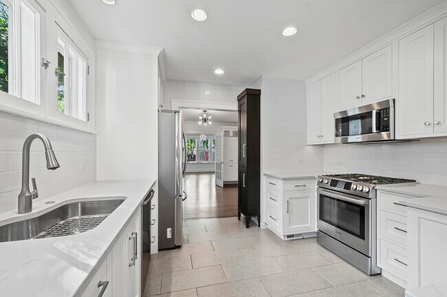 Building Photo - 2541 Ewing Ave