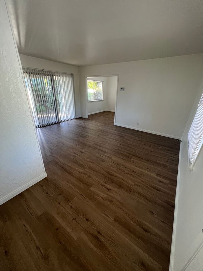 Building Photo - Mid Town Adorable Home!