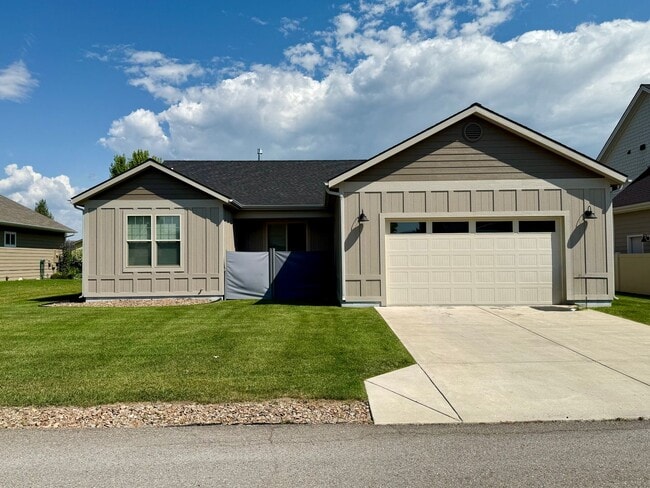 Building Photo - Beautifully Designed 3 Bed Home