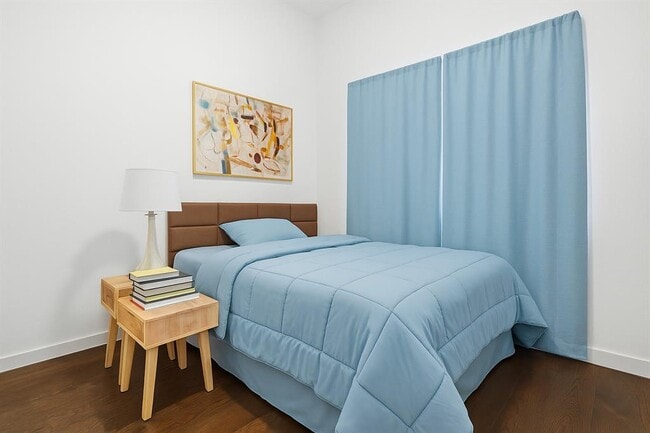 Building Photo - 814 N Bluff Dr