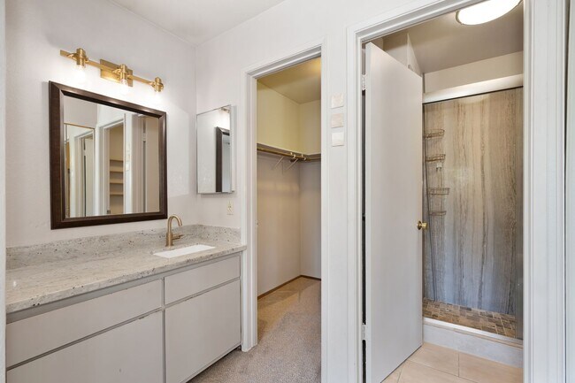 Building Photo - Prime location near downtown, airport, dining 1 bed 1 bath
