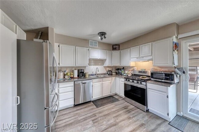 Building Photo - 861 E Hacienda Ave