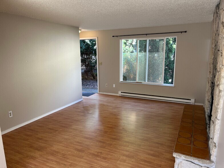 Building Photo - 4165 SE Cesar E Chavez Blvd