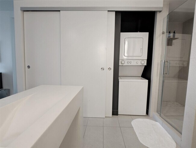 Building Photo - 3101 Bayshore Dr