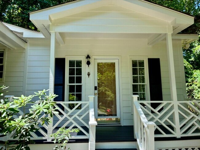 Building Photo - Heart of Chapel Hill! Roosevelt is ready for you!  4 bedrooms/3 bathrooms
