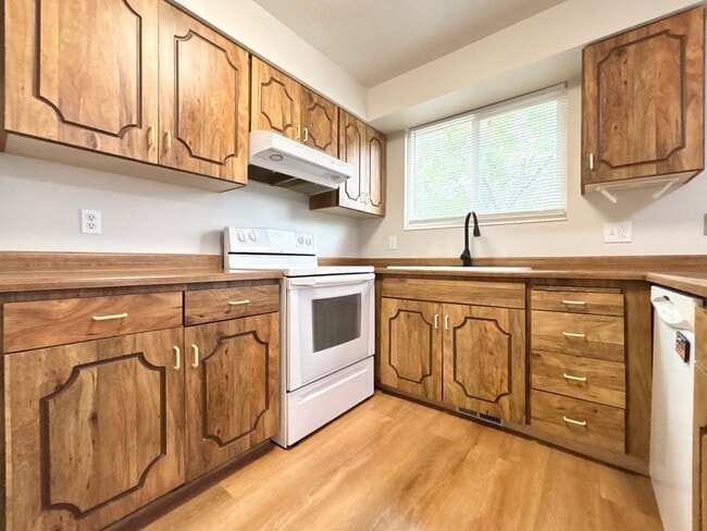 Building Photo - Awesome Split Entry with New Paint & Floor...