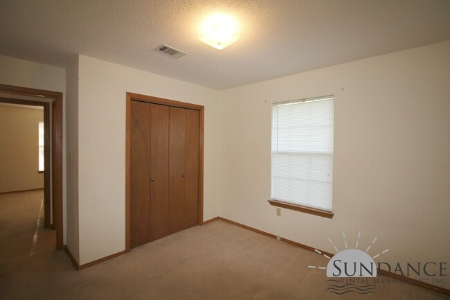 Building Photo - Nice 3 Bedroom Home Close to Both Bases