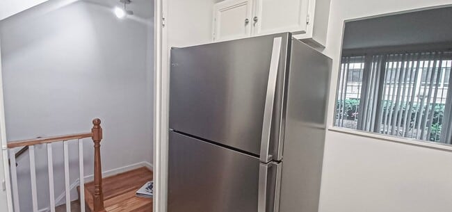 Building Photo - Sunlit 2 Bed 1 Bath, 3 Level Townhome in S...