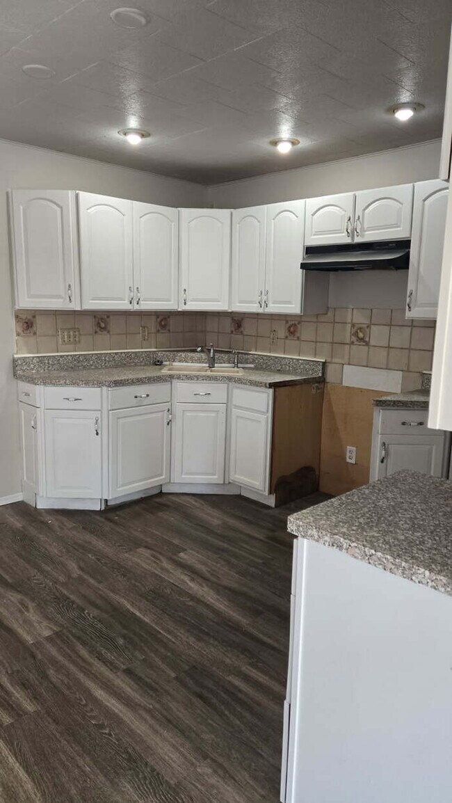 Building Photo - 50% discount on first month's rent with approved application