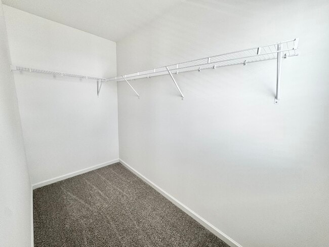 Building Photo - Three bedroom 2 1/2 bath townhome availabl...