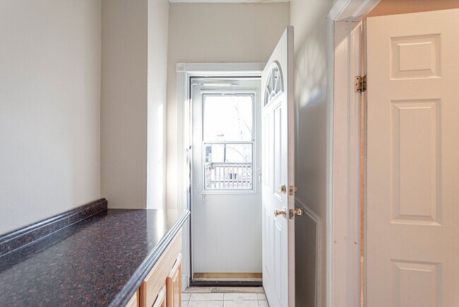 Building Photo - Four Bed Graduate Hospital Home