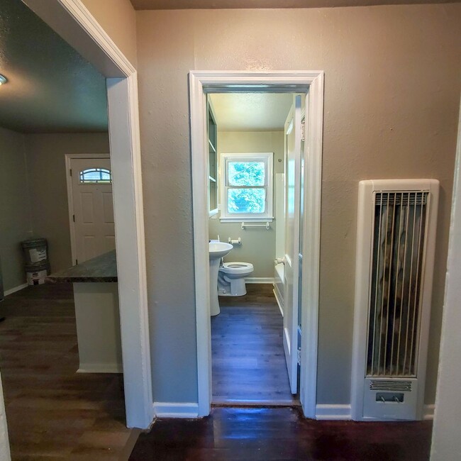 Building Photo - 2 Bedroom 1 bath Duplex