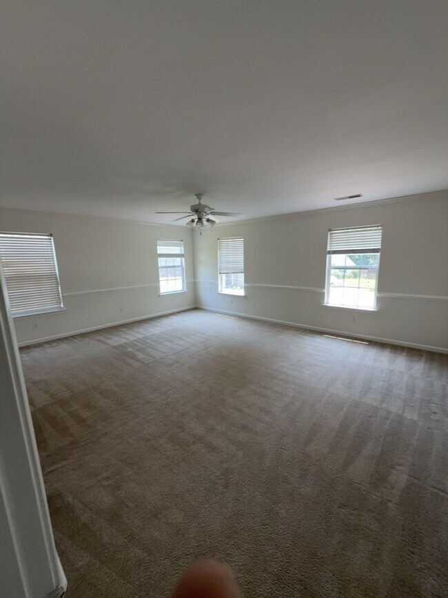 Building Photo - 525 S Maney Ct