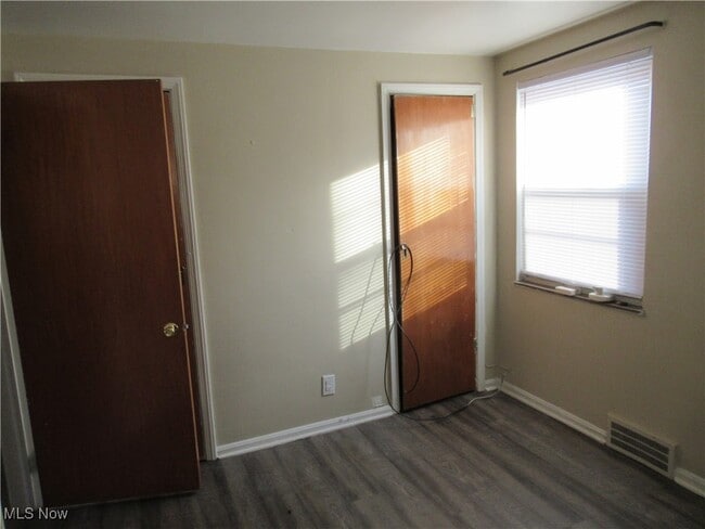 Building Photo - 410 E 222nd St