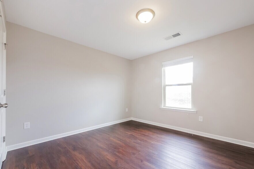 Building Photo - 255 Magnaview Dr