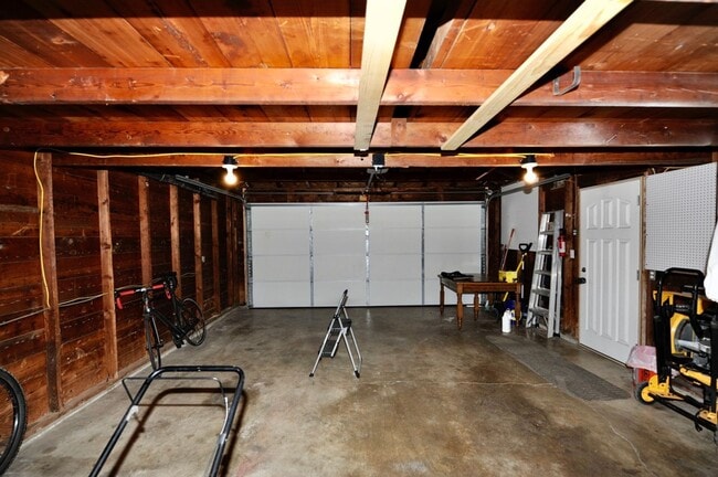 Building Photo - Charming 2 bed 1 bath bungalow with 2nd living room