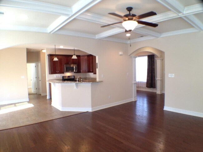 Building Photo - Spacious 4-bedroom, 3-bathroom home in Che...