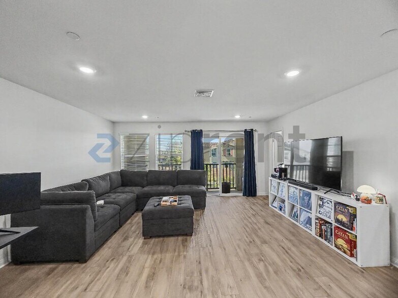 Building Photo - Unit