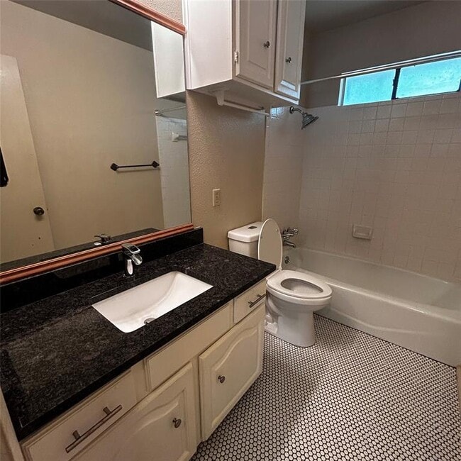 Building Photo - 3901 Knollwood Dr