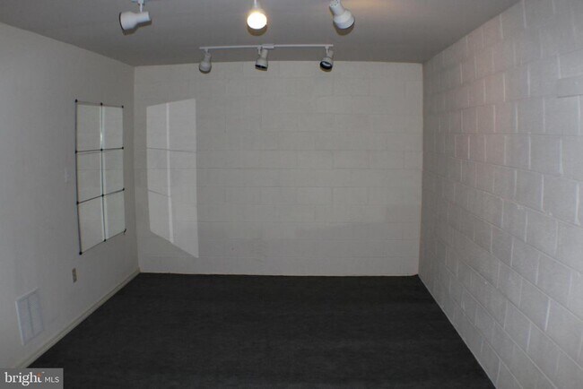 Building Photo - 5584 Queen Victoria Ct