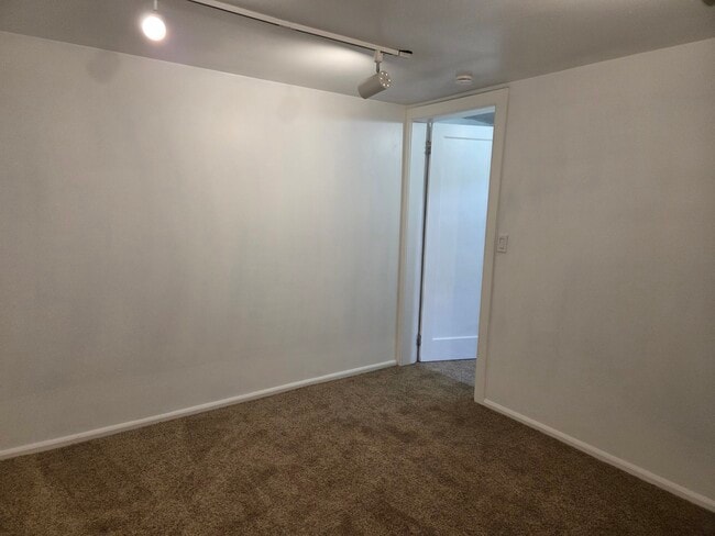 Building Photo - 2528 Beverly St E