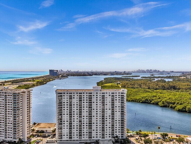 Building Photo - 500 Bayview Dr