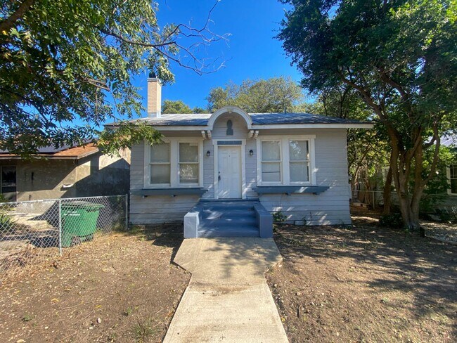 Building Photo - 2Bed/1Bath House for Rent! Available Now!