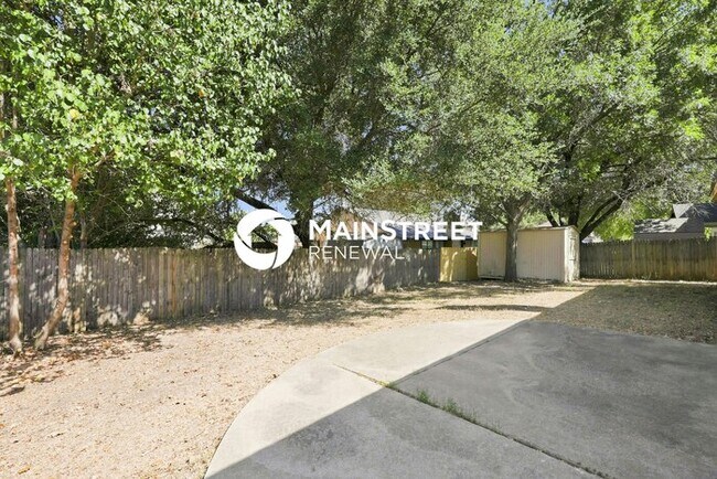 Building Photo - 3 Bedroom Pet-Friendly Home in Grand Prairie, TX with Main Street Renewal