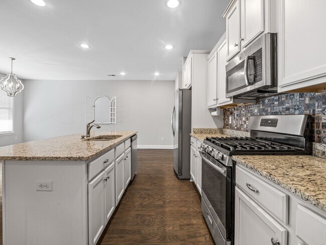 Building Photo - **MOVE IN SPECIAL! 50% off first month's rent!!** Spacious 4BR Townhouse with 2-Car Garage Near D...