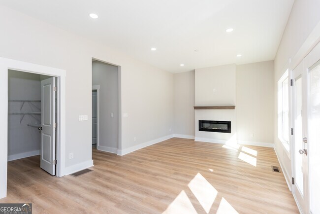 Building Photo - 3286 Bachelor St
