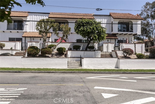Building Photo - 10030 Owensmouth Ave