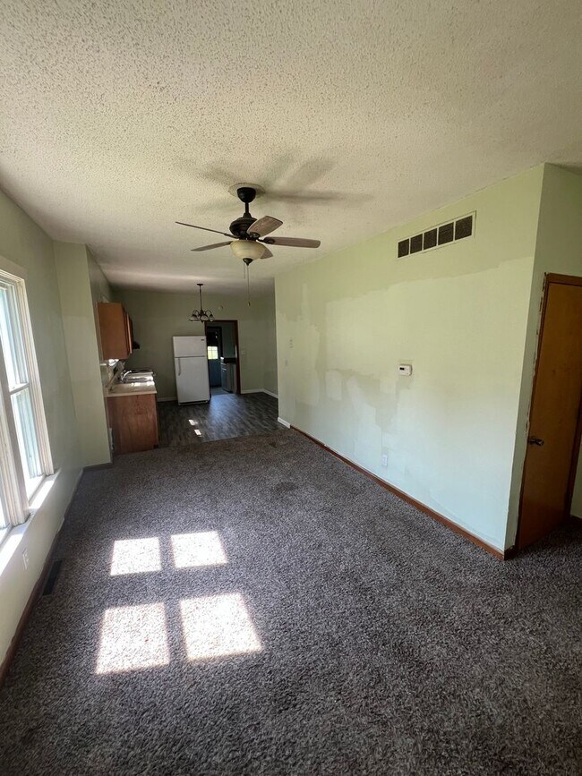 Building Photo - Selinger duplex