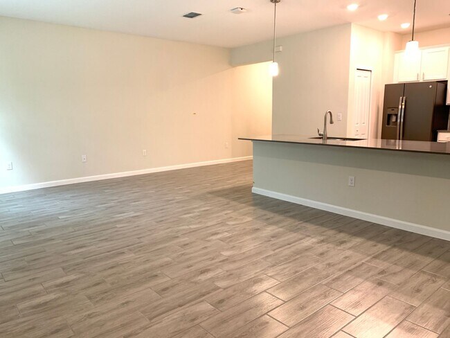 Building Photo - Beautiful Town house for Rent