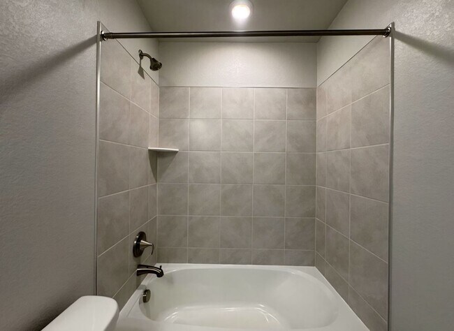Building Photo - Spacious 3 bed 3 bath 2-story comfortable ...