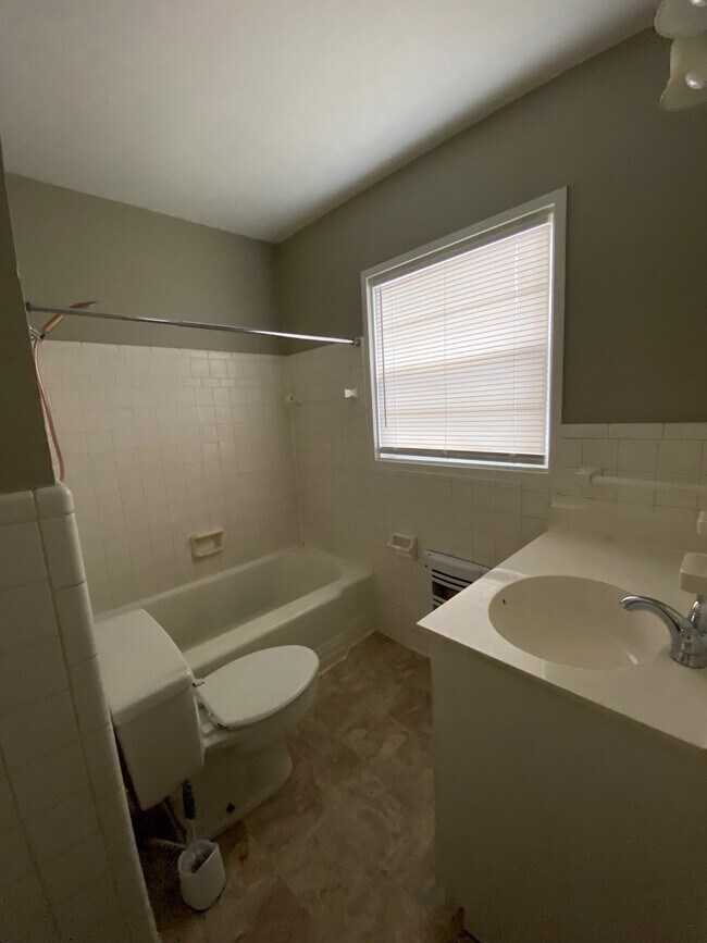 Building Photo - 127 Crestview Dr