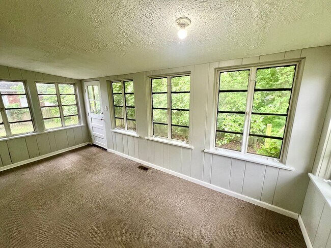 Building Photo - Charming 2 Bedroom, 1 Bath Home - Presente...