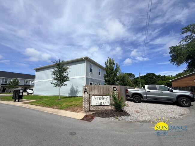 Building Photo - Gorgeous 2 Story 4 Bedrooms Townhome in Fort Walton Beach!