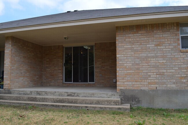 Building Photo - 2208 Wildewood Dr