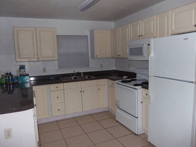 Building Photo - 3 Bedrooms 2.5 Baths Townhome Available Now