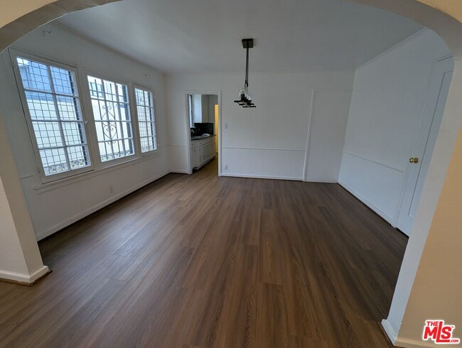 Building Photo - 640 N Poinsettia Pl