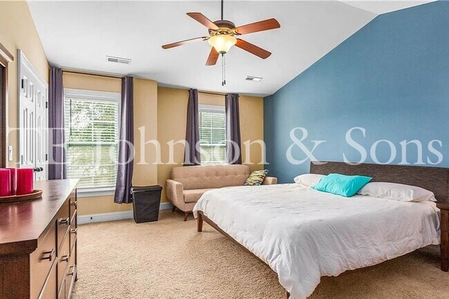 Building Photo - Beautiful 2 Bedroom Townhome with Bonus Room, Garage, and High End Finishes