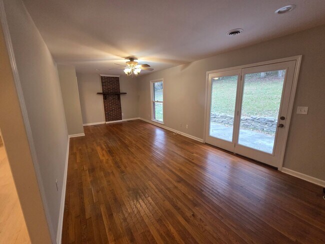 Building Photo - Charming 3BR/2BA Home in Woodbury!