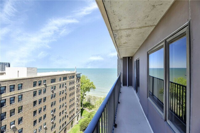 Building Photo - 12500 Edgewater Dr