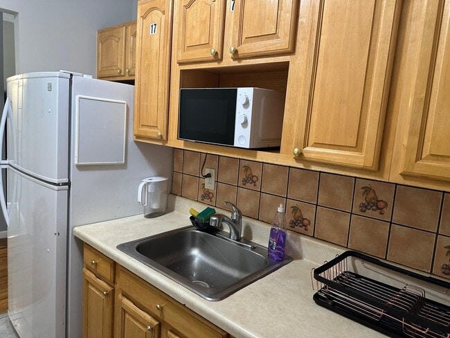 Building Photo - 305 E Mt Eden Ave