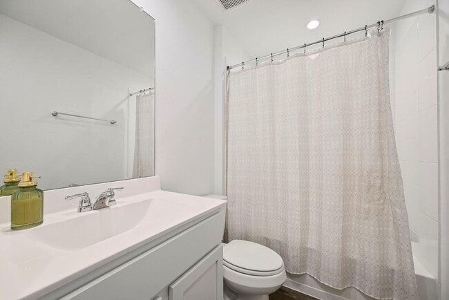 Building Photo - 1139 Hughes Crossing Dr