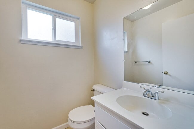 Building Photo - Conveniently located 2BR/1.5BA townhome style duplex unit in Sunnyvale